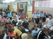  بالصور: جمع غفير من أهالي مدينة اللد يؤدّون صلاة العيد في مسجد النور بالمدينة